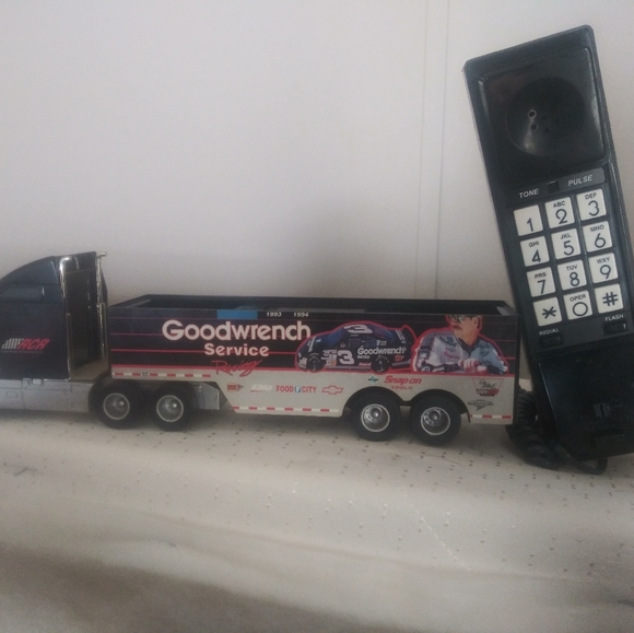 Dale Earnhardt 18 Wheeler phone - Picture 2 of 3